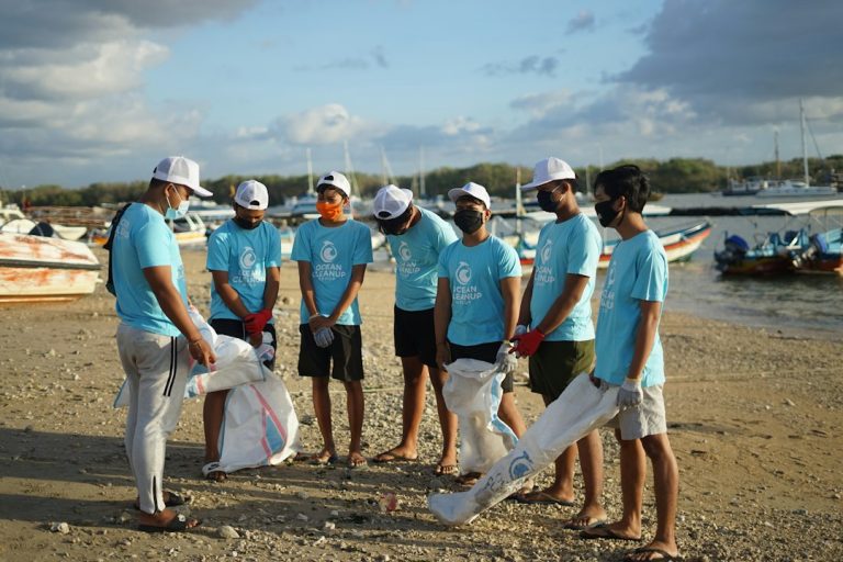 Groupe de bénévoles mobilisés sur le terrain pour une action environnementale